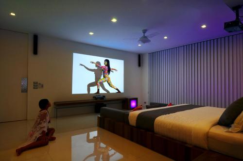 Televisyen dan/atau pusat hiburan di 4BR Villa Minggu - Minggu Villas Seminyak