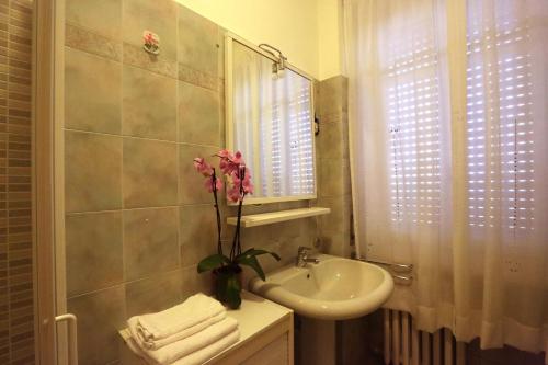 Ένα μπάνιο στο monforte view apartment