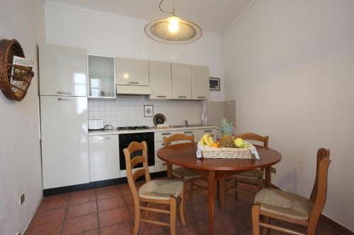 una cucina con tavolo e ciotola di frutta di monforte view apartment a Monforte dʼAlba