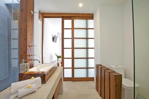 Bilik mandi di 4BR Villa Minggu - Minggu Villas Seminyak