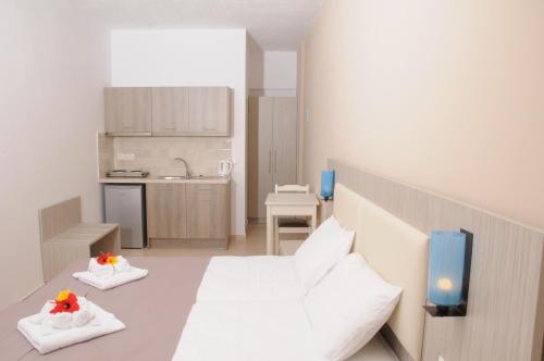 pokój z 2 łóżkami i kuchnią w obiekcie Mastorakis Hotel and Studios w mieście Hersonissos