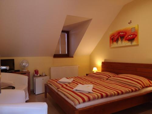 1 dormitorio con 1 cama con 2 toallas en Penzion Delanta, en Český Krumlov