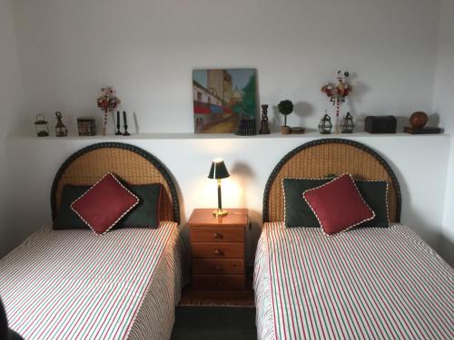 サンタ・コンバ・ダンにあるQuinta de Santa Maria do Daoのベッド2台が隣同士に設置された部屋です。