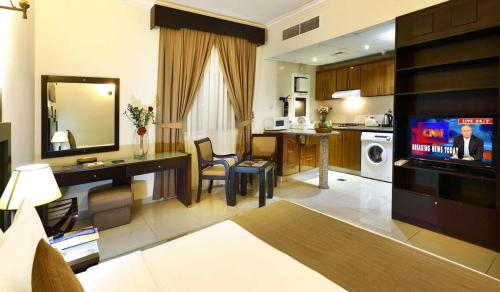 uma ampla sala de estar com uma cozinha e uma sala de estar em Al Hayat Hotel Suites em Sharjah