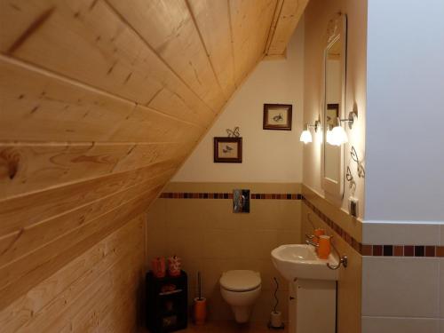 ZełwągiにあるCottage in Masuria near Sandy Beachの白いトイレと洗面台のあるバスルーム