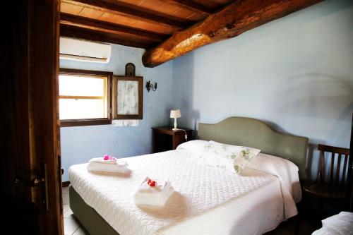1 dormitorio con 1 cama con 2 toallas en Agriturismo la Gioia, en Scansano