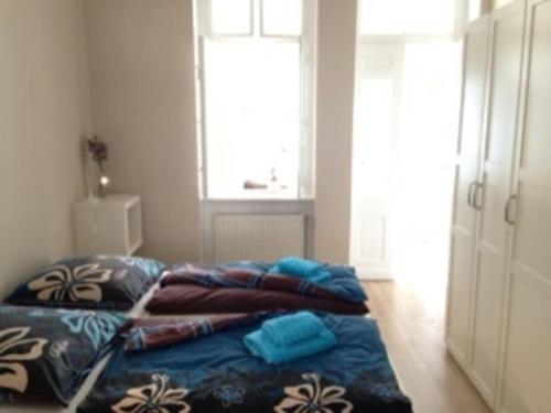 two twin beds in a room with a window at Ferienwohnung Eckloff in Lutherstadt Wittenberg