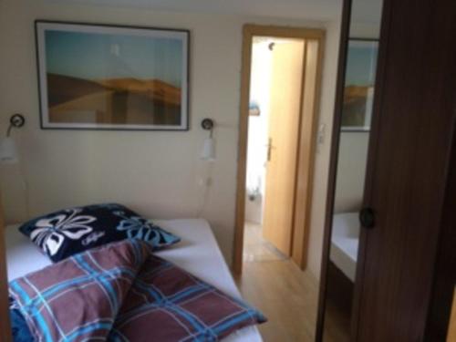 a bedroom with a bed and a picture on the wall at Ferienwohnung Eckloff in Lutherstadt Wittenberg