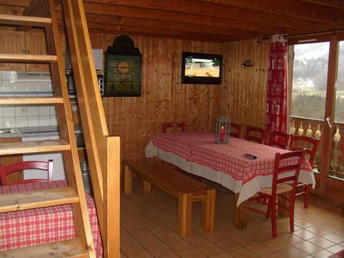 a dining room with a table and chairs in a cabin at Comfy chalet with dishwasher, in the High Vosges in Le Ménil