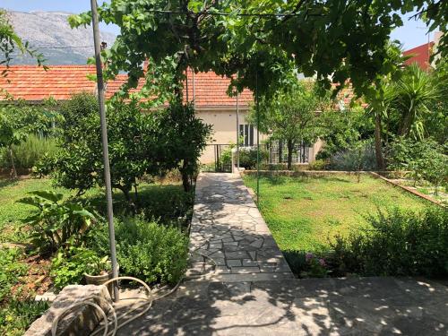 Κήπος έξω από το Hana Apartment