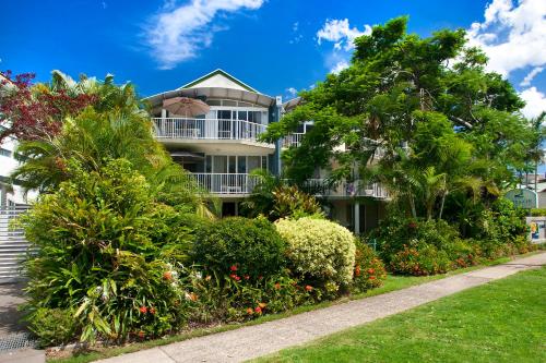 Noosa Outrigger Beach Resort — Facade/entrance