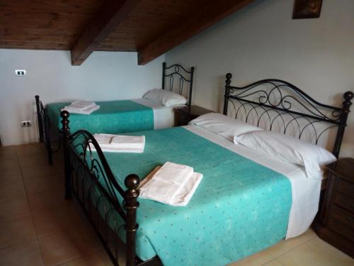 SerramezzanaにあるVilla Espinaのツインベッド2台が備わる客室です。