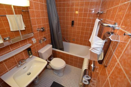 AB Apartment Objekt 39 في شتوتغارت: حمام مع مرحاض ومغسلة وحوض استحمام