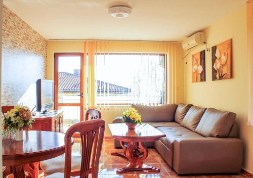 sala de estar con sofá y mesa en Dom-El Real Apartments 1 - Sveti Vlas, en Sveti Vlas