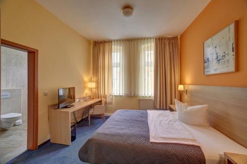 Postel nebo postele na pokoji v ubytování Hotel Maximilian