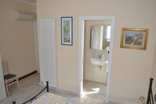 uma casa de banho com um lavatório e um espelho em B&B Villa Lattes em Vicenza