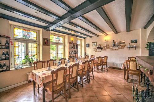 Ein Restaurant oder anderes Speiselokal in der Unterkunft Hotel Maximilian 