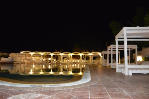 Bazén v ubytování Hotel Residence La Corvetta nebo v jeho okolí