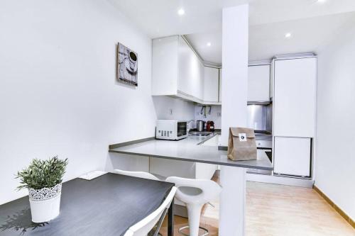 Stylish central apartment with 2 bedrooms in Intendenteにあるキッチンまたは簡易キッチン