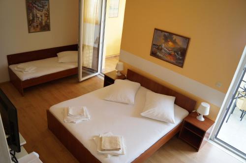 Gallery image of Studio Apartments Marija with private parking in Makarska