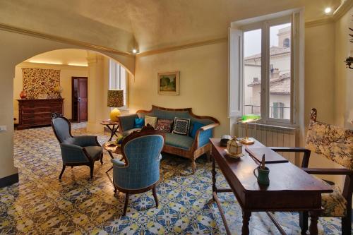 モンテファルコにあるHoliday home Palazzo Bechelloniのリビングルーム(ソファ、椅子付)