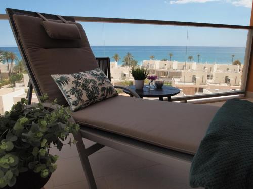 ビリャホヨサにあるVila Paradis 1-3 Fの海の景色を望むバルコニー(椅子付)
