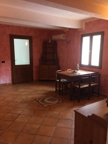 a living room with a table and a door at The River House in Agaggio Inferiore
