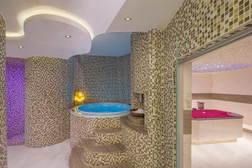 Koupelna v ubytování The Retreat Palm Dubai MGallery by Sofitel