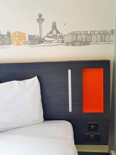 Кровать или кровати в номере easyHotel Liverpool