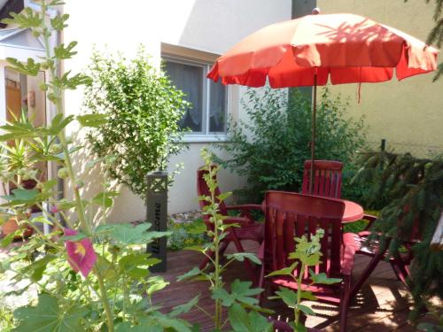 un patio con mesa y sombrilla en Ferienhaus Koehler en Lutherstadt Wittenberg