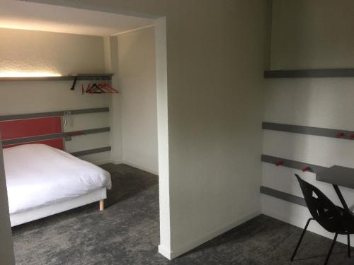 Postel nebo postele na pokoji v ubytování Enzo Hotels Trappes by Kyriad Direct