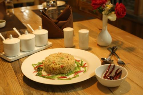 ein Tisch mit einem Teller mit Essen auf einem Tisch in der Unterkunft The Moksh Eco Inn in Mukteswar