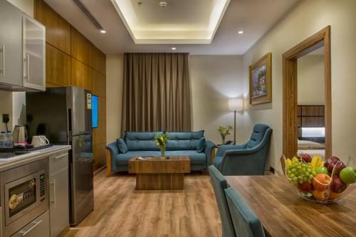 une cuisine et un salon avec un canapé et une table dans l'établissement Classical Hotel Suites, à Djeddah