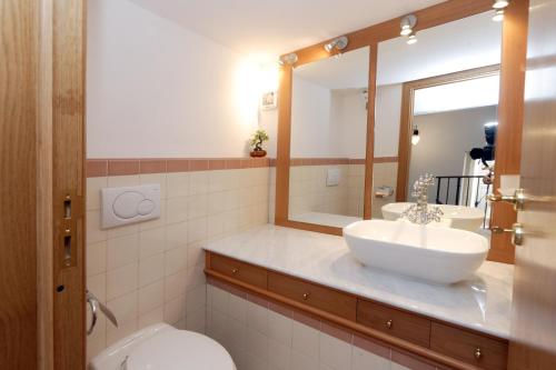 レトイアンニにあるA Vanedda Longaのバスルーム(洗面台、トイレ、鏡付)