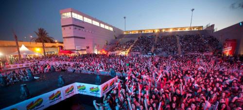 a large crowd of people at a concert at Petit Malaga Congress in Málaga