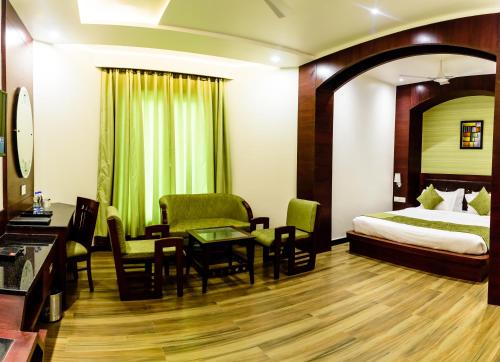 Postel nebo postele na pokoji v ubytování Konark Grand Hotel