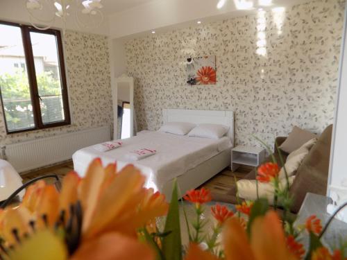 ein Schlafzimmer mit einem Bett in einem Zimmer mit Blumen in der Unterkunft guesthouse 26 in Mzcheta