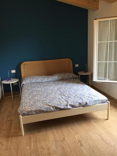un letto in una camera da letto con parete blu di incanto a Zoagli