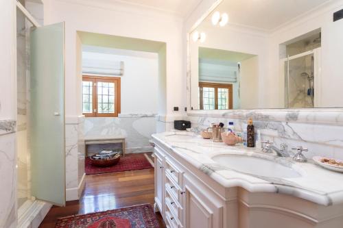 Koupelna v ubytování Ultra Luxe Villa w Stunning Pool Paradise