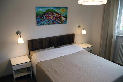 sypialnia z dużym łóżkiem i 2 szafkami nocnymi w obiekcie Appartamento mare Sirolo con garage privato w mieście Sirolo
