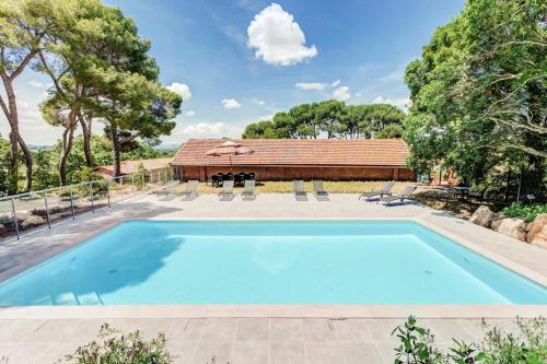 une piscine devant une maison dans l'établissement Château Saint Martin de Graves, à Aumes