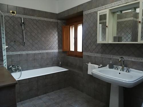 ein Badezimmer mit einem Waschbecken und einer Badewanne in der Unterkunft La dimora di Radha B&B Centro Olistico in Rende