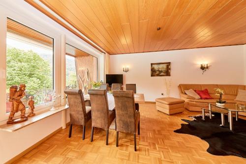 a living room with a dining table and a couch at Ferienwohnung "Edeltrud Deluxe Moselblick" in Bernkastel-Kues