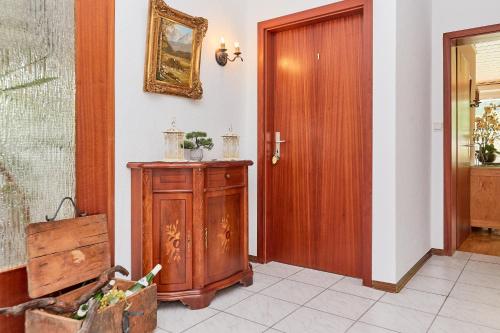 a hallway with a wooden door and a wooden cabinet at Ferienwohnung "Edeltrud Deluxe Moselblick" in Bernkastel-Kues