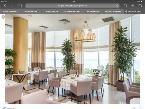 オデッサにあるЭлитная квартира с видом на мореのダイニングルーム(テーブル、椅子、窓付)