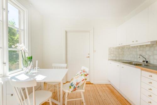 A kitchen or kitchenette at City Apartments in Jonkoping