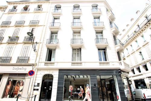 RUE D'ANTIBES CENTER