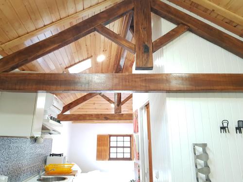 cocina con techos de madera y vigas de madera en Casa de Sistelo - Turismo Rural Gerês, en Sistelo