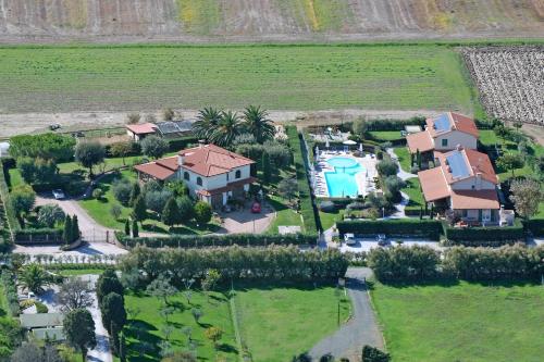 an aerial view of a house with a pool at Agriturismo Campallegro in Cecina