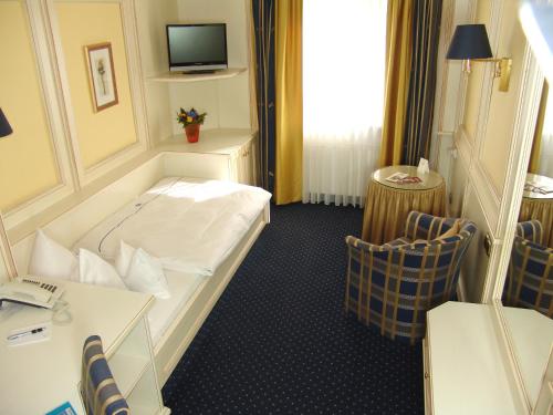a hotel room with a bed and a television at Hotel Coellner Hof in Cologne